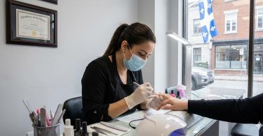Devenir Technicien(ne) en pose dʼongles au Québec