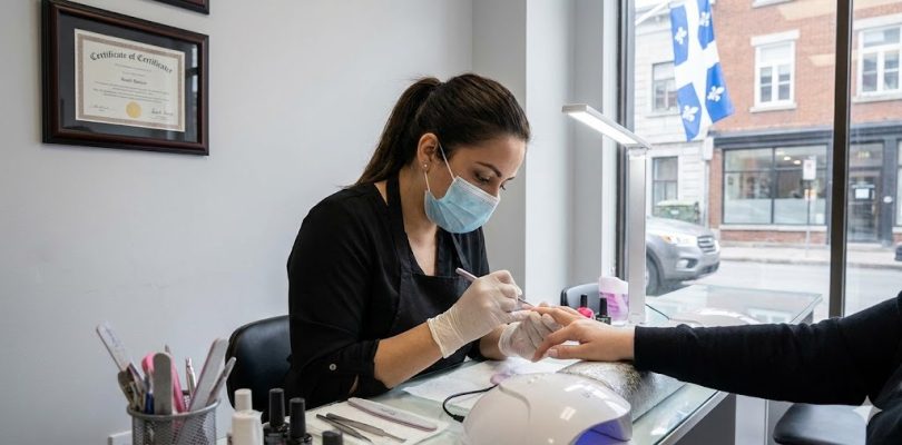 Devenir Technicien(ne) en pose dʼongles au Québec