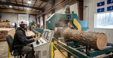 devenir Opérateur de machinerie de scierie au Québec